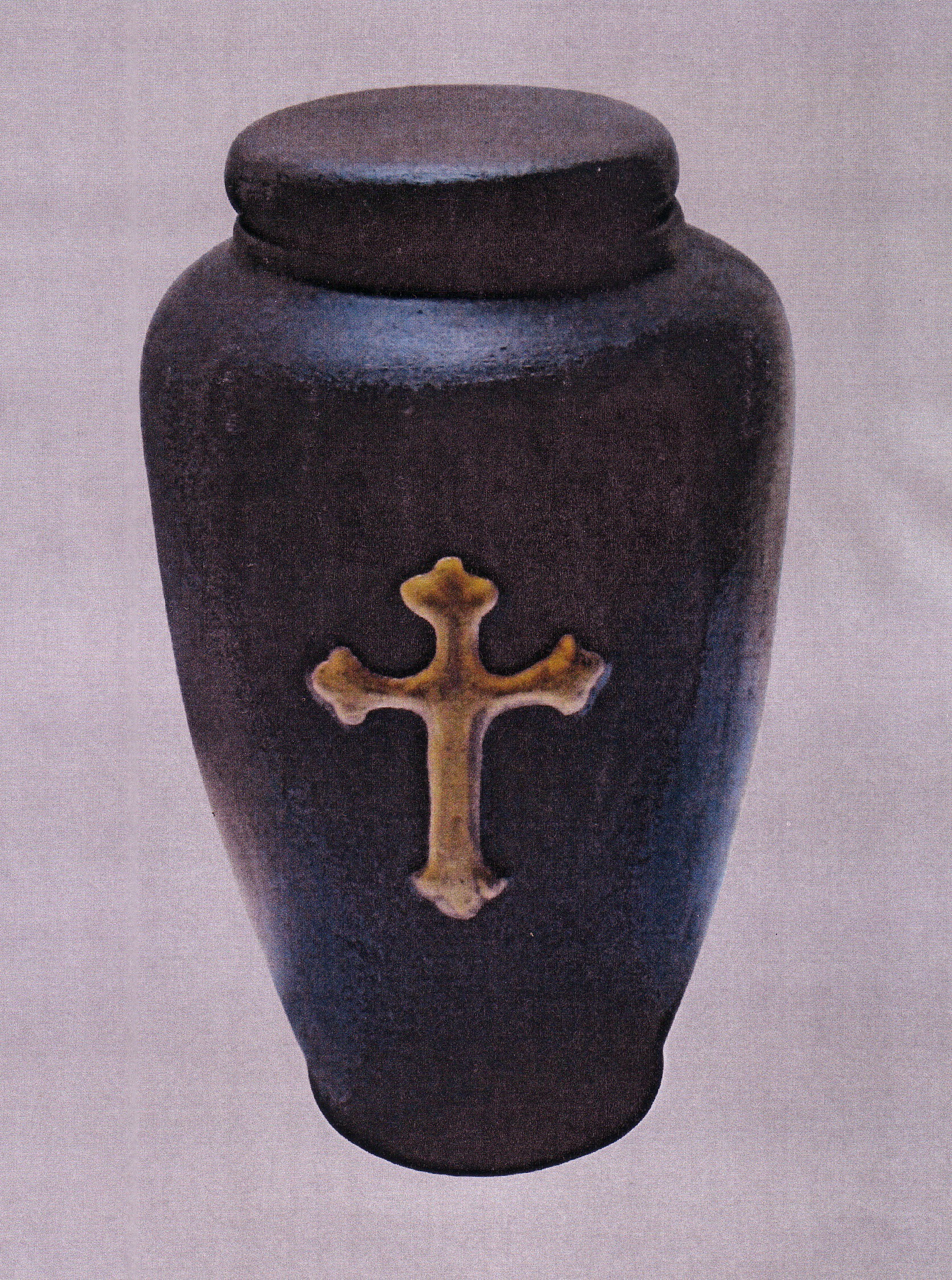 Тъмна урна с кръст от каталога